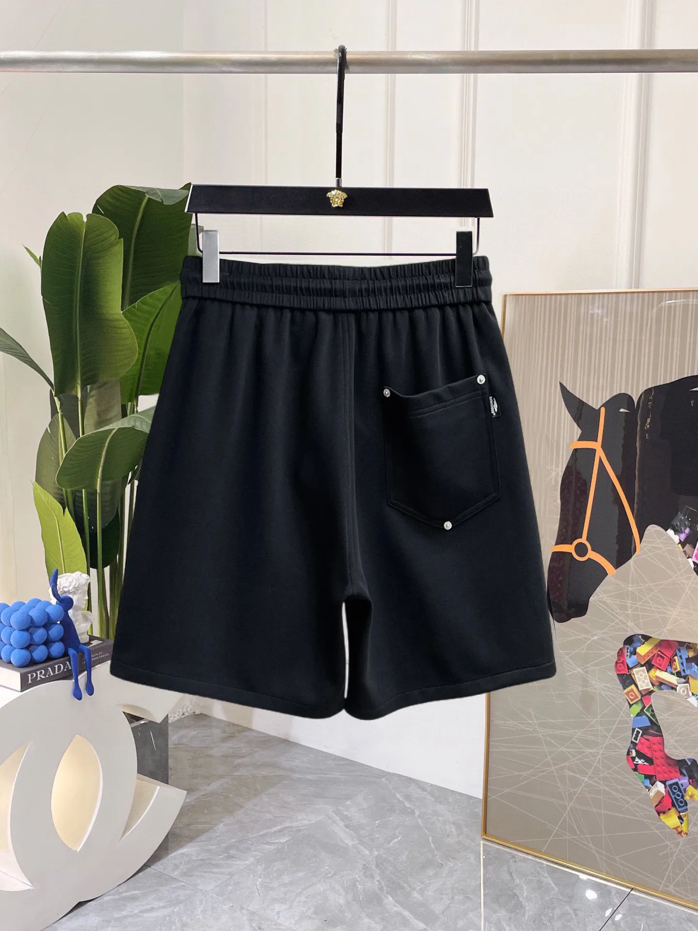 Balenciaga's three-standard complete 2026 summer New Arrival men's casual shorts, advanced custom-made Breathable fabric, Breathable fabric, extremely stretchy and comfortable, impeccable details, top-grade accessories, original logo design concept, delicate and soft feel! The upper body fit is awesome! Size: M-XXXL Please state your height and weight when ordering
